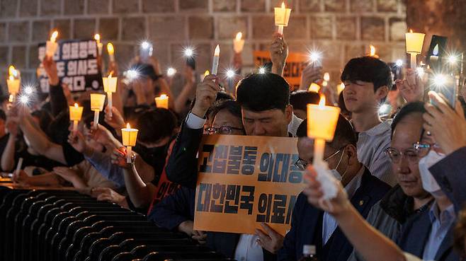 지난 5월 30일 열린 '대한민국 정부 한국 의료 사망선고 촛불집회'에서 한국 의료를 향한 묵념을 하는 의사들