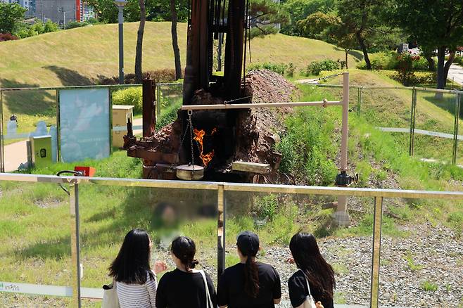 3일 경북 포항시 남구 대잠동 철길숲 불의 정원에서 천연가스 불꽃이 타오르고 있다. 연합뉴스