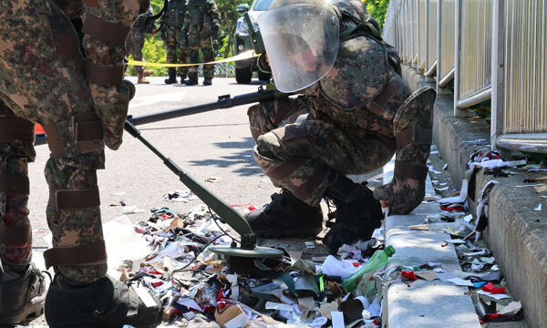 2일 인천 중구 전동 인천기상대 앞에 떨어진 북한 오물 풍선 잔해를 군 장병들이 지뢰 탐지기로 확인하고 있다. 연합뉴스