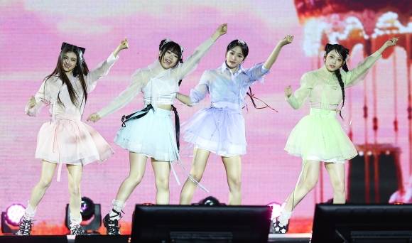 신나는 공연 펼치는 뉴진스 - 걸그룹 뉴진스가  21일 서울 종로구 경복궁에서 열린 ‘2024 국가유산 방문 캠페인 : ‘코리아 온 스테이지’ 무대에서 공연을 펼치고 있다. 2024.05.21 뉴시스