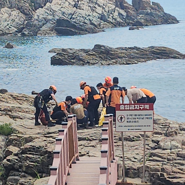 3일 경남 남해군 남면 홍현리 해안가 절벽에 추락사고가 발생해 소방당국이 구조작업을 펼치고 있다. 사진제공=경남소방본부