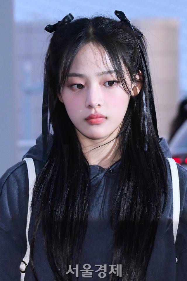 그룹 뉴진스(New Jeans) 민지가 3일 오후 인천국제공항 제1여객터미널을 통해 해외 일정 참석차 일본 도쿄로 출국하고 있다. 김규빈 기자 2024.06.03