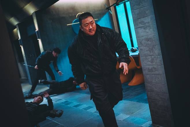 마석도(마동석)는 <범죄도시> 시리즈의 주인공 형사다. 위는 <범죄도시 4>의 한 장면. ⓒ에이비오엔터테인먼트 제공