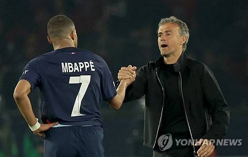 유럽 축구 전문기자 파브리치오 로마노 기자에 따르면 레알 마드리드는 킬리안 음바페 영입과 관련한 모든 작업을 완료했으며 다음주 음바페 영입을 공식 발표할 예정이다. 세계적인 축구스타 음바페는 이미 지난해 여름 PSG와의 계약 기간을 연장하지 않기로 결정하면서 이번 시즌까지만 PSG에서 뛰고 구단을 떠나겠다는 뜻을 전한 바 있다. 로마노 기자는 음바페가 여름에 FA 이적을 위해 1200억원에 달하는 충성 보너스를 포기했다고 밝혔다. 연합뉴스