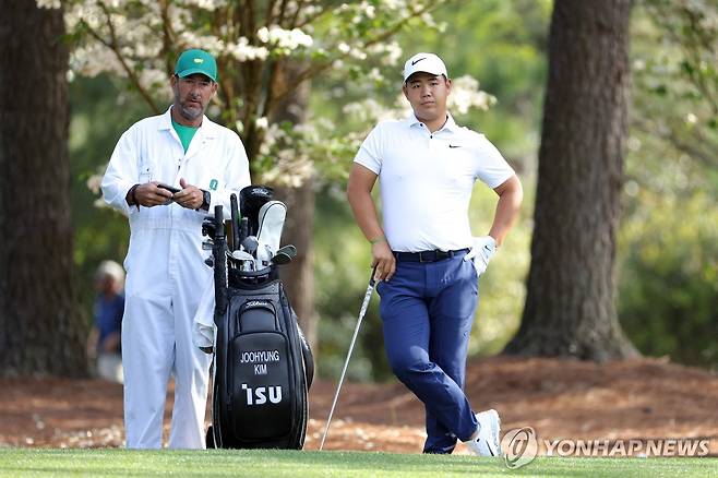 김주형과 캐디 폴 테소리 [게티이미지/AFP=연합뉴스]