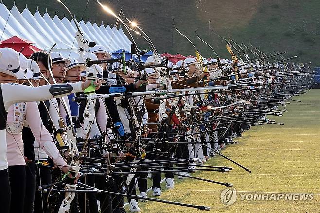 전국체전 여자 양궁 (광주=연합뉴스) 정회성 기자 = 14일 오후 광주 국제양궁장에서 열린 제104회 전국체육대회 양궁 리커브 여자 대학부·일반부 60ｍ 예선 경기에서 선수들이 활시위를 당기고 있다. 2023.10.14 hs@yna.co.kr