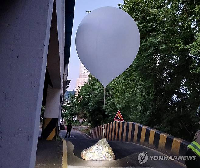 인천서 발견된 북한 오물 풍선 [연합뉴스 자료사진]