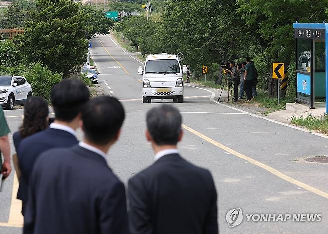 '진도 저수지 살인 사건' 현장검증 (진도=연합뉴스) 천정인 기자 = 3일 오후 전남 진도군 의신면 명금저수지(현 송정저수지)에서 진도 저수지 살인 사건 재심 공판 현장검증이 열리고 있다. 사진은 사고 지점 등을 특정하기 위해 당시 차량의 운행 모습을 재연하고 있는 모습. 2024.6.3 iny@yna.co.kr