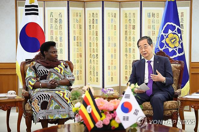 회담하는 한덕수 국무총리와 제시카 알루포 우간다 부통령 (서울=연합뉴스) 한덕수 국무총리가 3일 오후 정부서울청사에서 제시카 알루포 우간다 부통령과 회담하고 있다. 2024.6.3 [국무총리실 제공. 재판매 및 DB금지] jeong@yna.co.kr