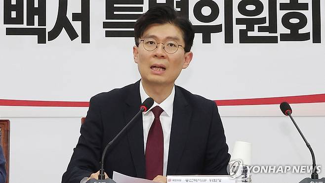 국민의힘 조정훈 총선백서TF 위원장(2024.5.17) (서울=연합뉴스) 김주형 기자 = 국민의힘 조정훈 총선백서TF 위원장이 17일 오후 국회에서 열린 제22대 총선백서 특별위원회 전체 회의에 참석해 발언하고 있다. 2024.5.17 kjhpress@yna.co.kr