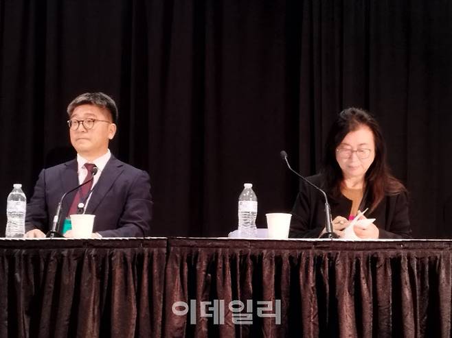 2일(현지시간) 시카고에서 열리고 있는 미국임상종양학회(ASCO 2024)에서 신영기 에이비온 대표(서울대 약대 교수, 왼쪽)와 문한림 에이비온 최고의료책임자(CMO, 메디라마 대표)가 발표 중이다. (사진=김지완 기자)