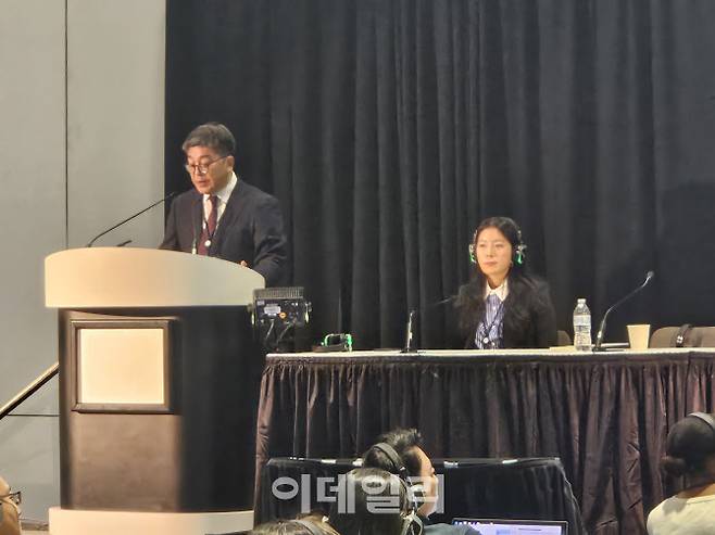 신영기 에이비온 대표(서울대 약학대학 교수)가 2일(현지시간) 미국 시카고에서 열린 임상종양학회(ASCO 2024)에서 ABN501에 대한 소개와 향후 계획을 밝히고 있다. (사진=김지완 기자)