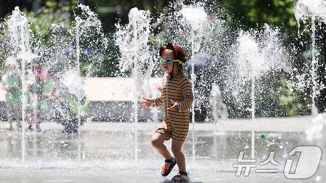 외국인 어린이가 물놀이를 하며 더위를 식히고 있다(사진은 기사 내용과 무관함) / 뉴스1 ⓒ News1