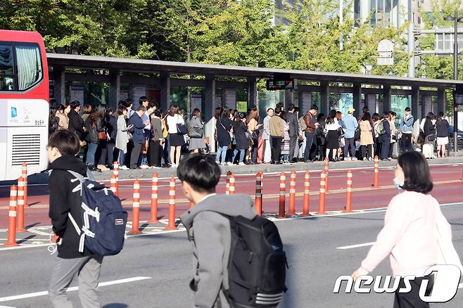 경기 고양시 일산동구 백석역 부근 버스정류장에서 출근길 시민들이 줄지어 서 버스를 기다리고 있다./뉴스1 ⓒ News1 황기선 기자