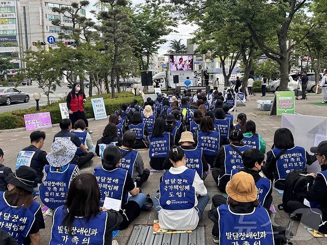 4일 울산장애인부모회는 울산문화예술회관 광장에서 '오체투지 울산결의대회' 투쟁사를 외치고 있다. 2024.06.04ⓒ News1 김세은 기자