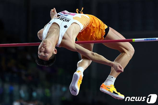 우상혁이 3일(한국시간) 영국 스코틀랜드 글래스고의 에미리트 아레나에서 열린 2024 세계실내육상선수권 남자 높이뛰기 결승에서 2m28을 넘고 있다. 이날 우상혁은 2m28 기록으로 동메달을 차지하며 아쉽게 대회 2연패에 실패했다. ⓒ 로이터=뉴스1