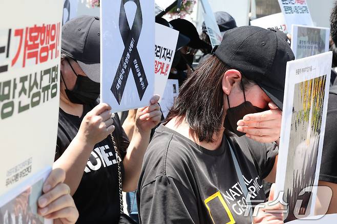 4일 오전 서울 용산구 전쟁기념관 앞에서 열린 육군 12사단 훈련병 가혹행위 사망 사건 규탄 및 진상규명 촉구 기자회견에서 군에 입대한 자녀를 둔 참가자들이 눈물을 닦고 있다. 2024.6.4/뉴스1 ⓒ News1 신웅수 기자