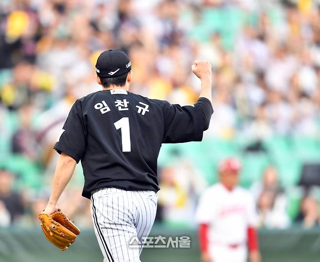 임찬규가 29일 인천SSG랜더스필드에서 2024 프로야구 SSG랜더스와 LG트윈스 경기 1회말 1사 1루에서 최정을 상대로 병살타를 만들어낸 후 주먹을 분끈쥐고 있다.   2024.05.29.  문학 | 강영조기자 kanjo@sportsseoul.com