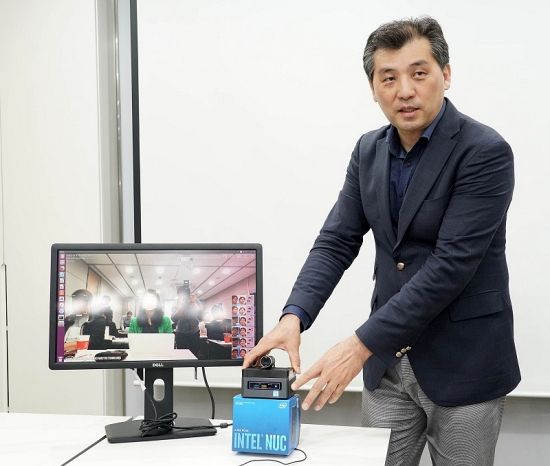 인텔 초소형 PC인 NUC와 AI 가속 모듈인 모비디우스, 오픈비노 SDK를 탑재한 교육용 PC. (사진=인텔코리아)