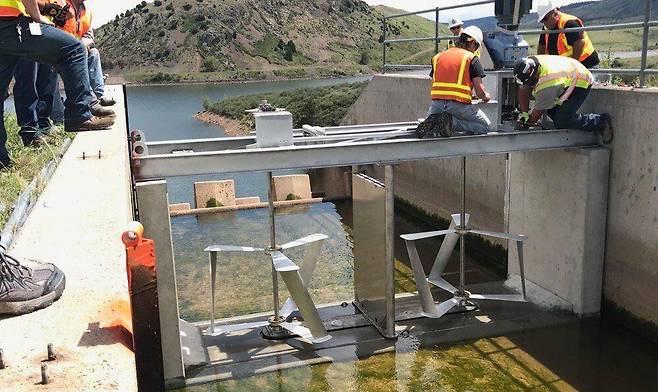 미국의 Emrgy는 관개 용수로를 통해 흐르는 물의 힘을 활용해 전력을 생산하는 수력 발전 터빈을 개발했다./Emrgy