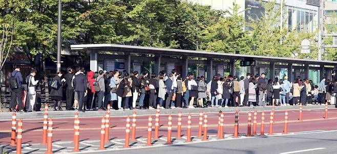 경기 고양시 일산동구 백석역 부근 버스정류장에서 출근길 시민들이 줄지어 서 버스를 기다리고 있다. 뉴스1