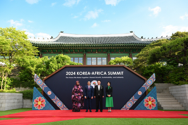 윤석열 대통령과 김건희 여사가 3일 서울 중구 신라호텔에서 열린 '2024 한·아프리카 정상회의' 환영 만찬에 앞서 아프리카연합(AU) 의장국 무함마드 울드 가주아니 모리타니아 대통령과 마리암 모하메드 파델 울드 다 여사를 맞이한 뒤 기념촬영을 하고 있다. 대통령실 제공