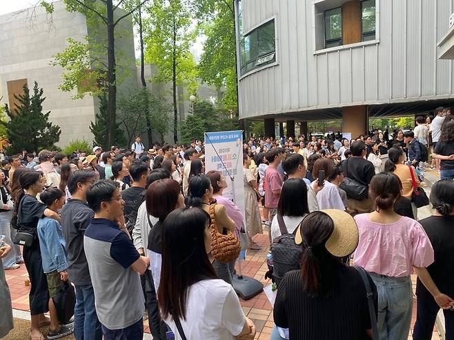 1일 서울 서초구 서울교대에서 열린 제10회 SW사고력 올리피아드 대회에서 학부모들이 대기하고 있다.