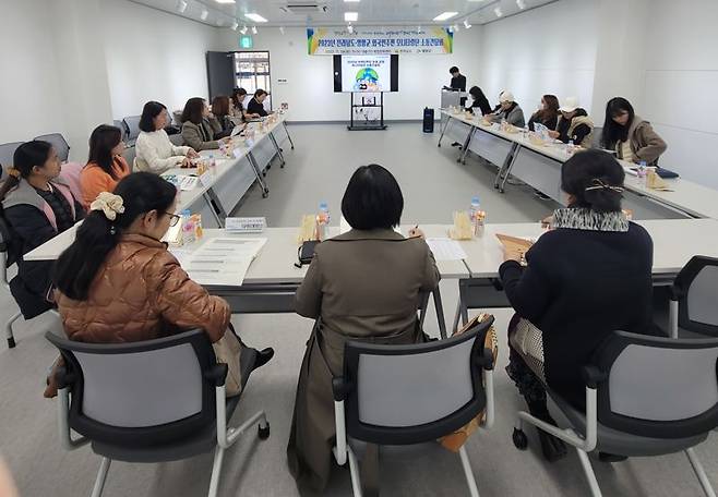 전남도는 외국인주민의 안정적 지역 정착과 사회 통합을 위해 오는 18일까지 제5기 외국인주민 도정 모니터링단을 모집한다고 밝혔다. 사진은 지난해 열린 모니터링단 간담회 모습. 전남도 제공