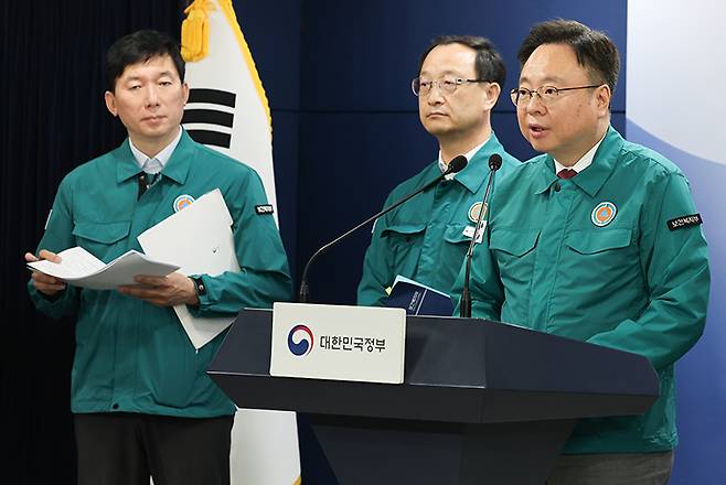 조규홍 보건복지부 장관이 4일 서울 종로구 정부서울청사에서 열린 의료개혁 관련 현안 브리핑에서 취재진의 질의에 답하고 있다. (ⓒ뉴스1, 무단 전재-재배포 금지)