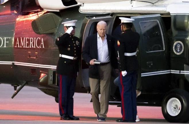 조 바이든 미국 대통령이 2일 델라웨어주 뉴캐슬 공군기지에 도착한 헬기에서 내리고 있다. 뉴캐슬/AP 연합뉴스