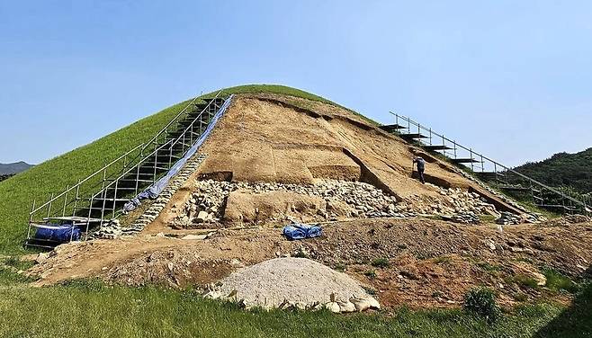 서악고분군 4호분의 봉분 서북쪽 모습. 지난 4~5월 정밀발굴조사를 통해 신라의 돌무지덧널무덤(적석목곽분)에서 주로 보이는 2단으로 된 호석들과 받침석, 외도의 흔적이 드러났다. 정인성 영남대 교수 제공