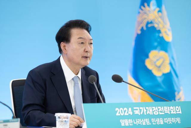 윤석열 대통령이 지난달 17일 정부세종청사에서 열린 2024 국가재정전략회의에 참석해 발언하고 있다. 정부는 이날 국가 연구개발(R&D) 사업에 대한 예비타당성조사 제도를 전면 폐지하겠다고 발표했다. 대통령실 제공