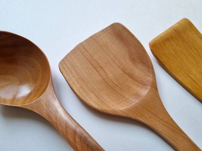 나무로 된 주방 도구는 세제 대신 베이킹소다를 이용해 세척하고, 미지근한 물로 여러 번 헹궈서 틈새에 낀 음식물이 없게 해야 한다./사진=게티이미지뱅크