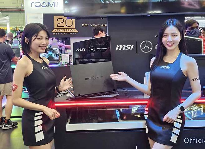 MSI 부스에 전시된 ‘스텔스 18 메르세데스 AMG 모터스포츠’ 노트북 / 출처=IT동아