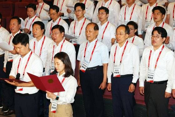 국민의힘 황우여 비상대책위원장, 추경호 원내대표를 비롯한 참석자들이 31일 오전 충남 천안 재능교육연수원에서 열린 제22대 국회의원 워크숍에서 결의문을 낭독하고 있다. 연합뉴스