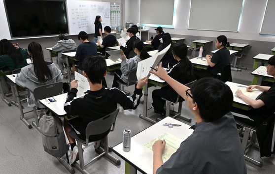 대학수학능력시험 6월 모의평가 시행일인 4일 오전 서울 송파구 방산고등학교에서 학생들이 국어 영역 문제지를 배부받고 있다. 사진공동취재단