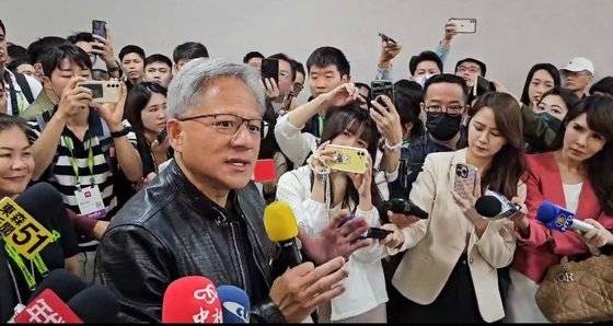 4일 대만 타이베이에서 열린 컴퓨터 하드웨어 박람회 ‘컴퓨텍스 2024’에서 젠슨 황 엔비디아 CEO가 취재진과 인파에 둘러싸여 있다. 타이베이=이희권 기자