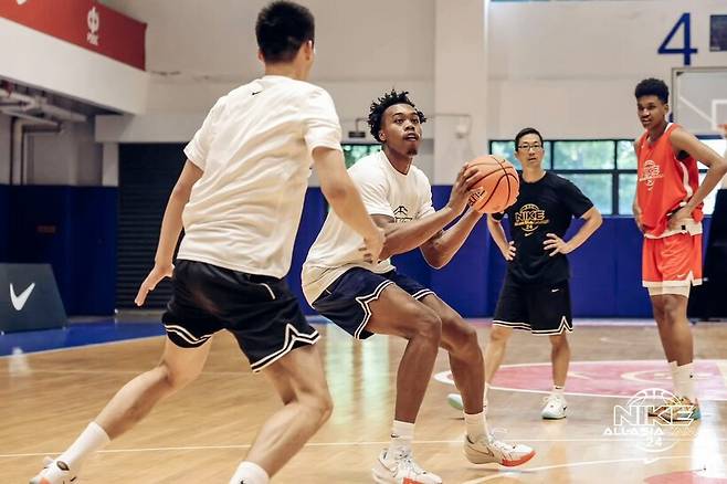 ▲NBA 토론토 랩터스의 주전 가드 스카티 반즈와 워크아웃을 가진 윤지원