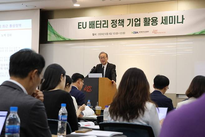 4일 열린 ‘유럽연합(EU) 배터리 정책 기업 활용 세미나’에서 법무법인 광장 국제통상연구원 박태호 원장이 ‘글로벌 통상환경과 배터리 산업에 대한 시사점’을 주제로 기조 강연을 하고 있다. 한국배터리산업협회 제공