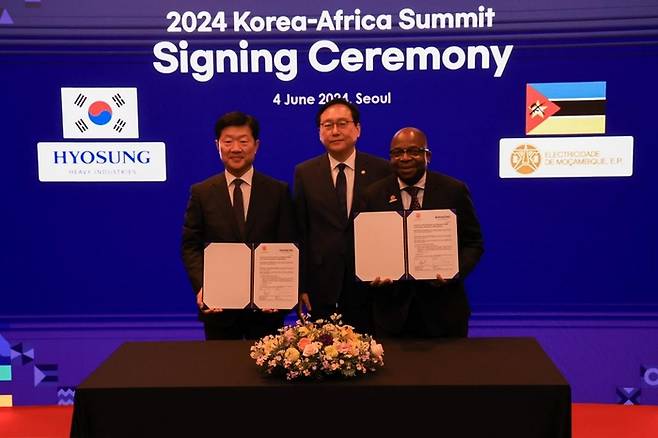 효성중공업이 4일 서울 강남구 인터콘티넨털 코엑스 호텔에서 열린 ‘한-아프리카 계약 업무협약 서명식’에서 모잠비크에 전력기기를 공급하는 계약 체결식 행사를 했다. 체결식에 참석한 우태희 효성중공업 대표이사(왼쪽), 정인교 통상교섭본부장(가운데), 마르셀리노 알베르토 모잠비크 국영 전력청(EDM) 최고경영자 CEO(오른쪽) . 효성중공업 제공