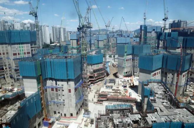 Construction work is underway at an apartment reconstruction site in Seoul on Wednesday. As apartment sales prices continue to rise in the wake of rising raw material prices, a number of complexes across the country are breaking local records for the highest sales prices. Yonhap News Agency