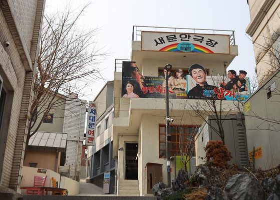 Donuimun Museum Village in Jongno District, central Seoul, shows the street view from the 1950s and 1960s. [DONUIMUN MUSEUM VILLAGE]