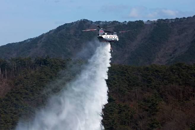 지난 4월 산불대응 소화수 투하 훈련을 하는 해외 임차헬기 CH-47. 산림청