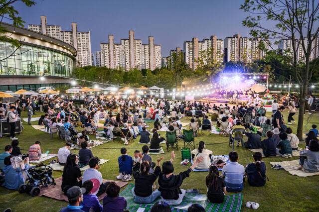 수원수목원 개원 1주년을 맞아 지난달 28일 일월수목원에서 ‘별 헤는 가든 음악회’가 열려 시민들이 잔디광장을 가득 채웠다. 수원특례시 제공