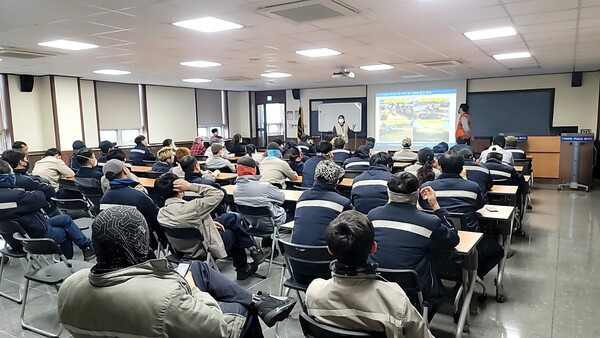 이주노동자가 산업안전교육을 받는 모습. /경남도