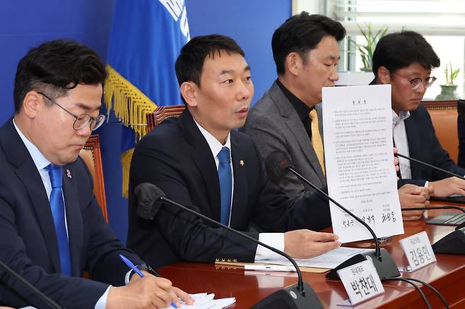 더불어민주당 검찰개혁TF 위원장인 김용민 의원이 지난달 21일 오전 서울 여의도 국회에서 열린 검찰개혁TF 1차 회의에서 2022년 4월 23일 박병석 국회의장과 여야 원내대표가 서명한 검찰개혁 합의문을 들어 보이며 발언하고 있다. [사진 출처 = 연합뉴스]