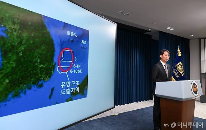 (서울=뉴스1) 송원영 기자 = 안덕근 산업통상자원부 장관이 3일 용산 대통령실 청사에서 열린 국정브리핑에서 '동해 석유·가스 매장' 관련 취재진의 질문을 받고 있다. (대통령실 제공) 2024.6.3/뉴스1  Copyright (C) 뉴스1. All rights reserved. 무단 전재 및 재배포,  AI학습 이용 금지. /사진=(서울=뉴스1) 송원영 기자