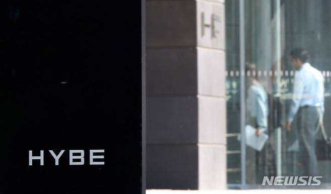 [서울=뉴시스] 김혜진 기자 = 어도어는 31일 오전 임시주주총회를 열고, 하이브 측이 인사인 김주영 CHRO(최고인사책임자), 이재상 CSO(최고전략책임자), 이경준 CFO(최고재무책임자)를 새 사내이사로 선임했다. 민희진 대표이사는 30일 가처분 인용으로 유임돼 대표직 방어에 성공했다. 이로써 민희진 대표는 유임이 확정됐고 민희진 대표 측 기존 어도어 이사 2명은 해임됐다. 사진은 31일 오전 서울 용산구 하이브 사옥. 2024.05.31. jini@newsis.com