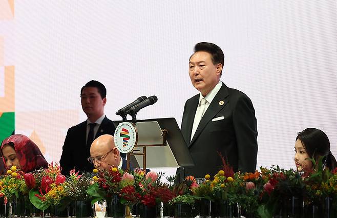 [서울=뉴시스] 윤석열 대통령이 3일 서울 중구 신라호텔에서 열린 2024 한-아프리카 정상회의 환영 만찬에서 만찬사 하고 있다. (사진=2024 한-아프리카 정상회의 & 연합뉴스 제공) 2024.06.03. photo@newsis.com *재판매 및 DB 금지