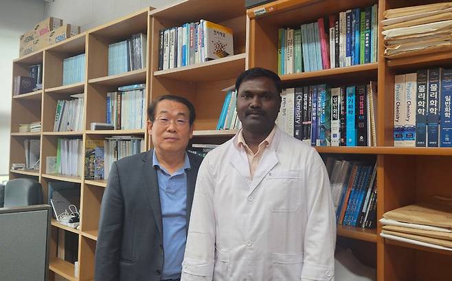 [울산=뉴시스] 울산대 류광선 교수, 라제시 라자고팔 연구교수 (울산대 제공) *재판매 및 DB 금지